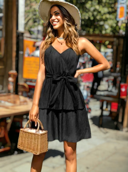 Vestido texturizado con capas y escote cruzado