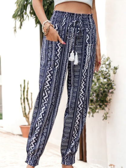 Pantalones bohemios con estampado paisley y cintura alta con bolsillos laterales