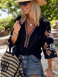 Blusa con escote en V, mangas 3/4 y detalles florales con bordados bohemios para mujer de Anna-Kaci