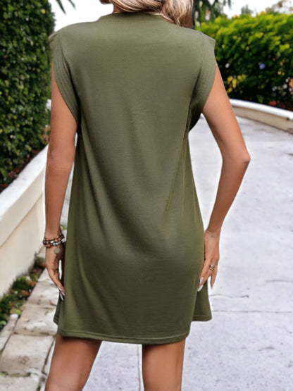 Vestido tipo túnica con cuello redondo, sin mangas y puños lisos