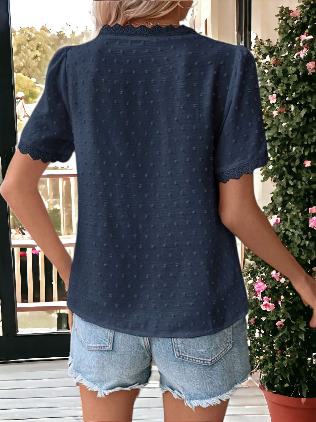 Blusa de manga corta con escote en V y detalle de encaje
