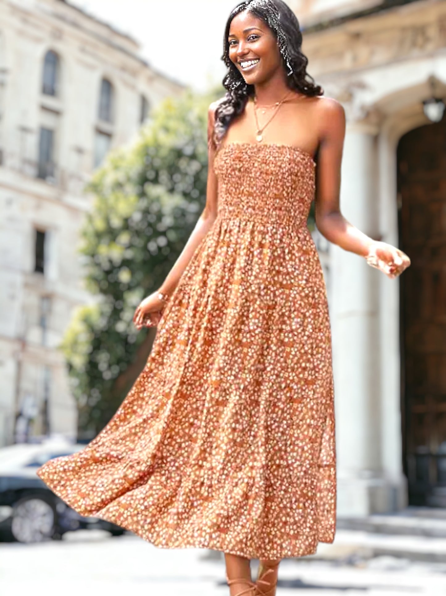 Vestido sin tirantes con estampado floral y capas 