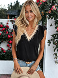 Blusa con escote en V y mangas de mariposa con detalles de encaje
