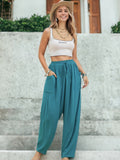 Pantalones holgados con cintura elástica, bolsillos laterales y detalles de cordón