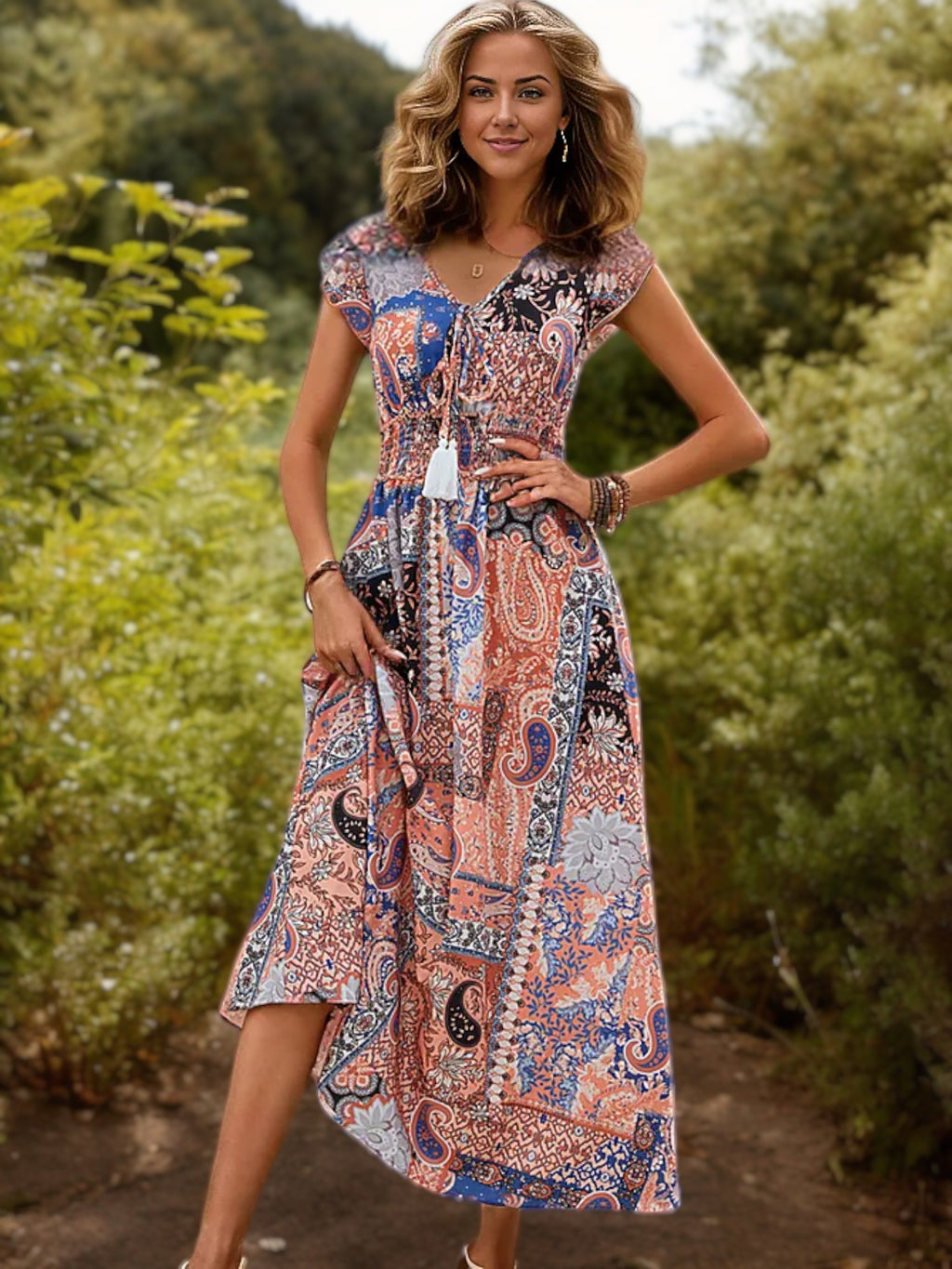 Vestido largo con mangas cortas, estampado de cachemira y cintura fruncida