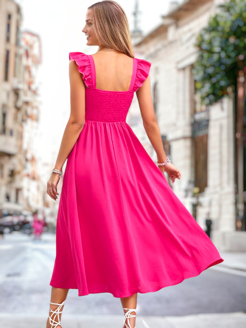 Vestido con tirantes y volantes en color liso 