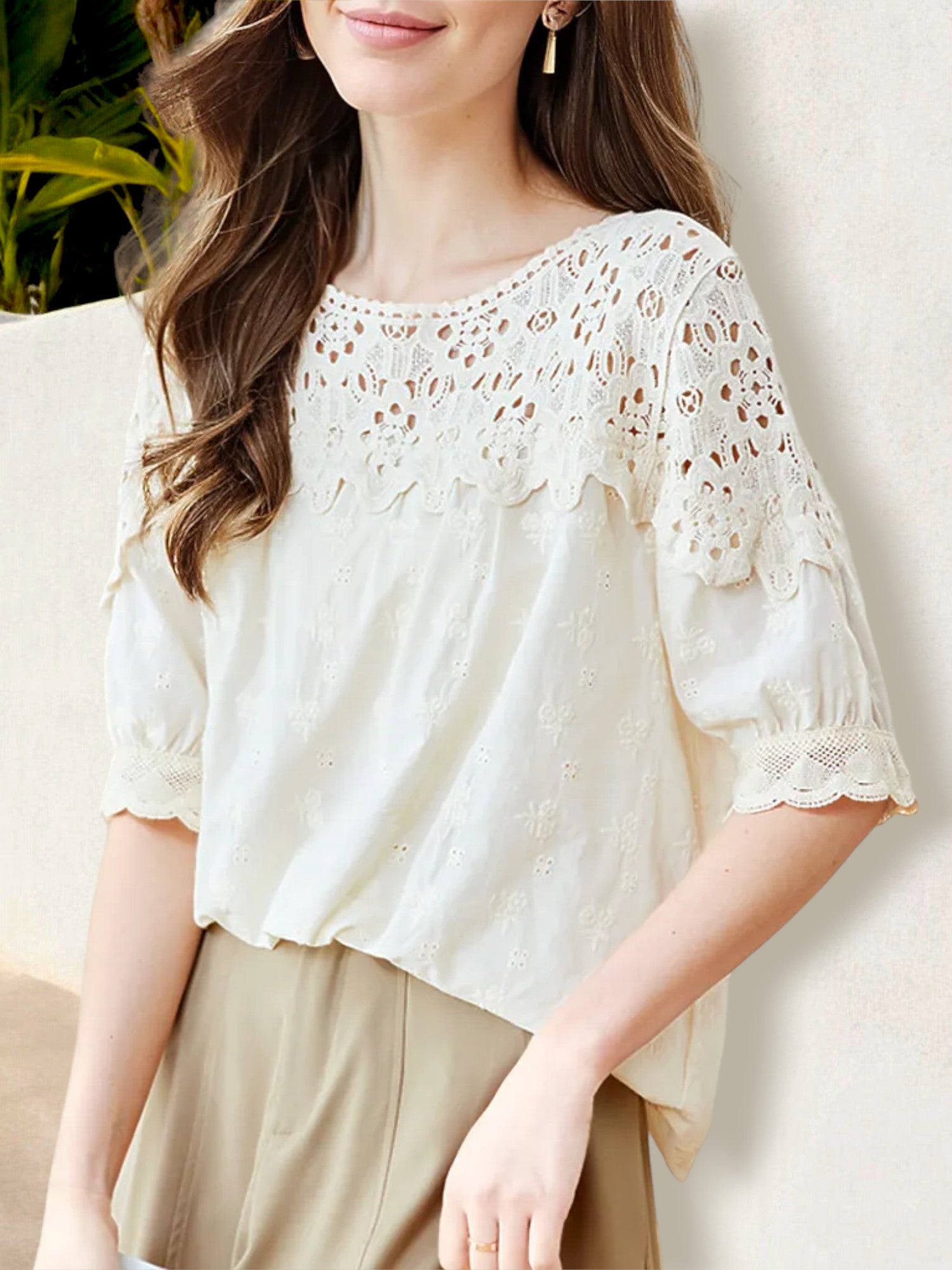 Blusa de encaje bordada con mangas festoneadas para mujer de Anna-Kaci