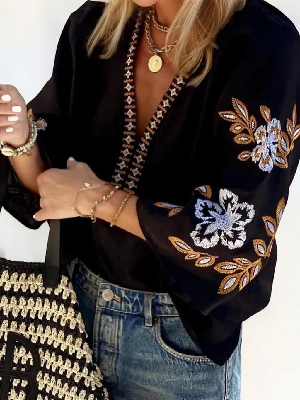Blusa con escote en V, mangas 3/4 y detalles florales con bordados bohemios para mujer de Anna-Kaci