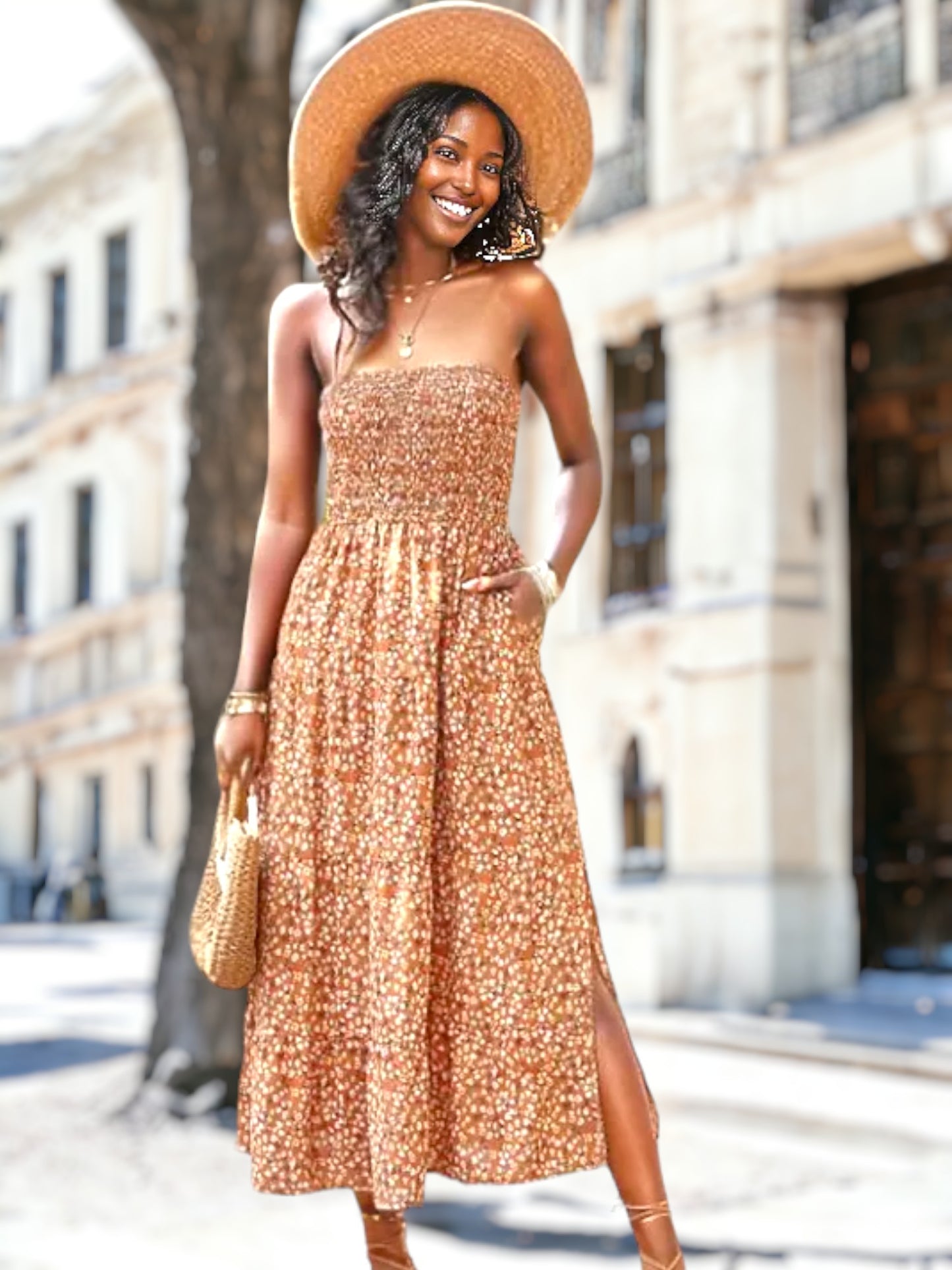 Vestido sin tirantes con estampado floral y capas 