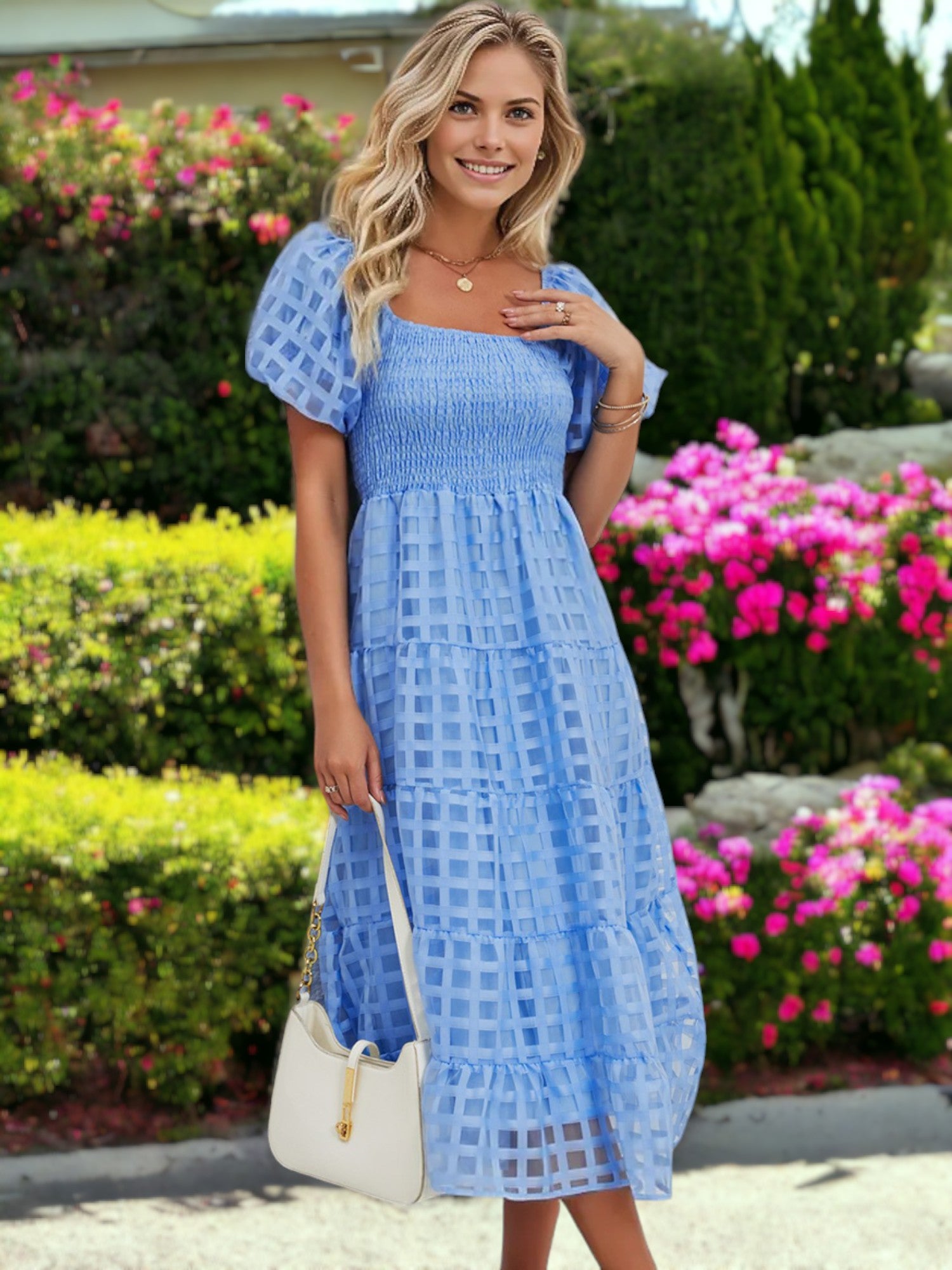 Vestido midi de malla a cuadros con escote cuadrado, mangas abullonadas y hombros descubiertos