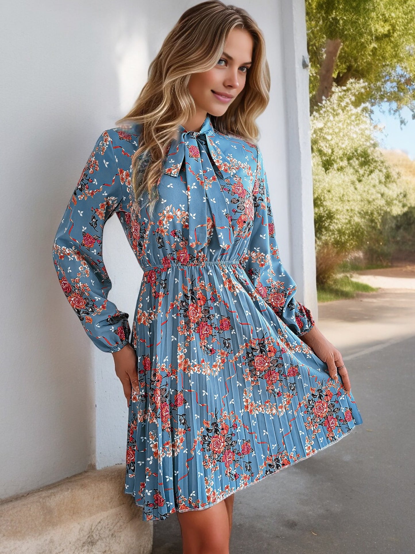 Vestido con estampado floral de manga larga, cuello con lazo y falda plisada
