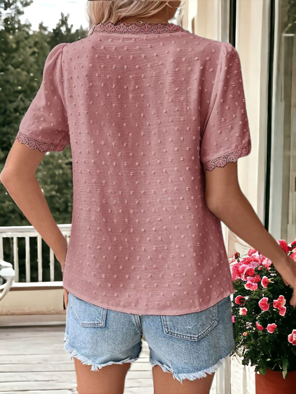 Blusa de manga corta con escote en V y detalle de encaje