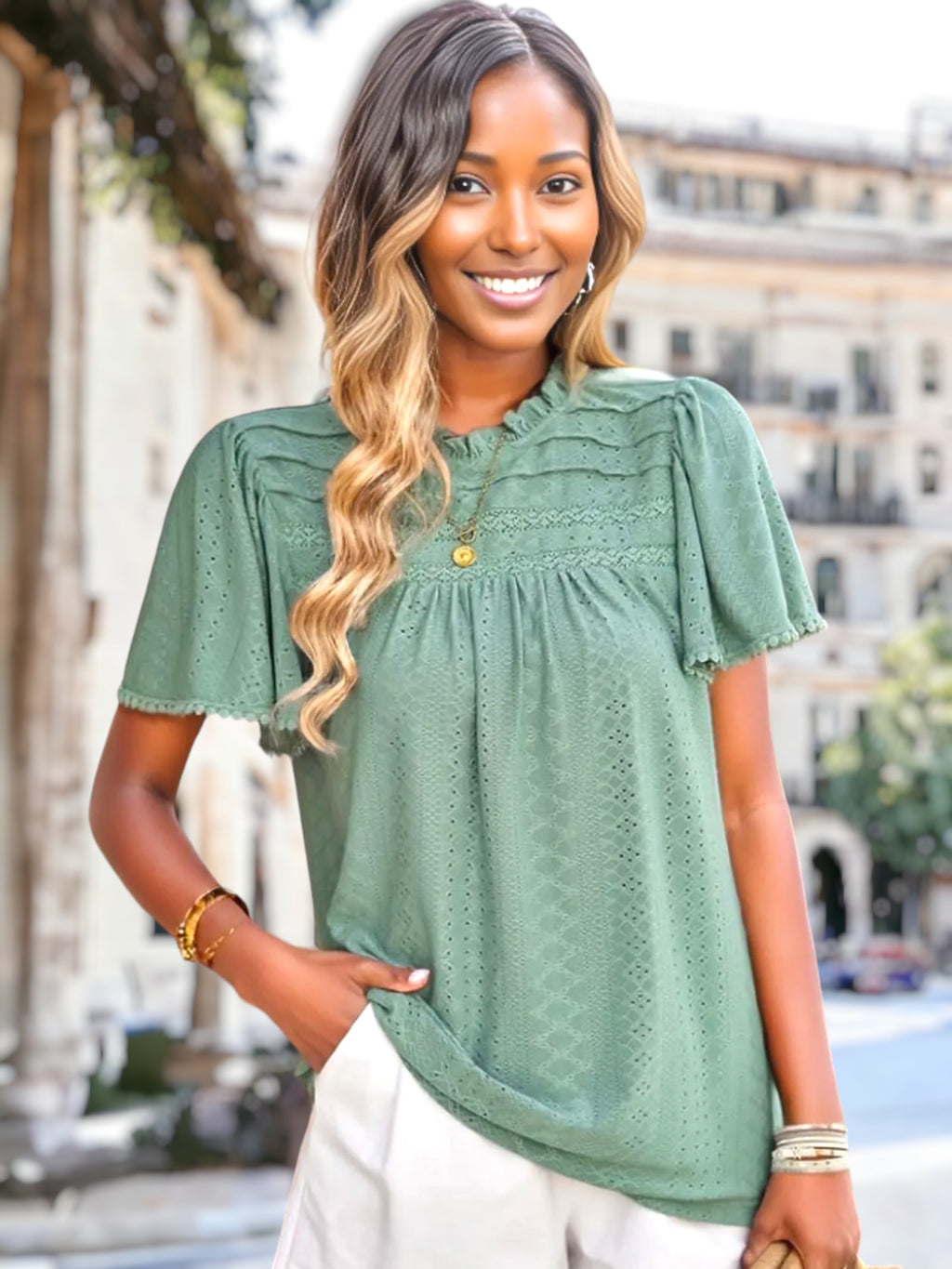 Blusa con ojales y detalle plisado