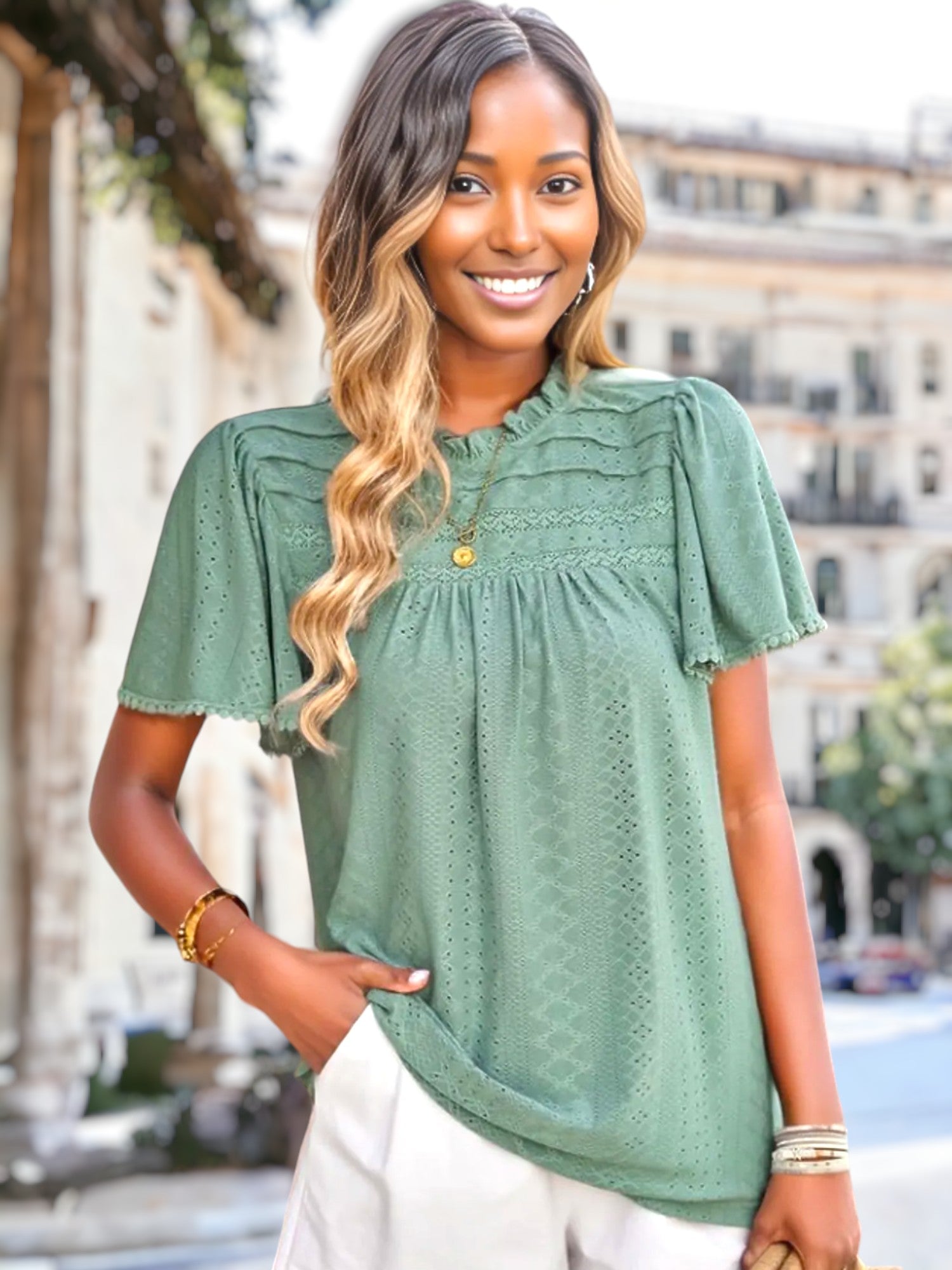 Blusa con ojales y detalle plisado