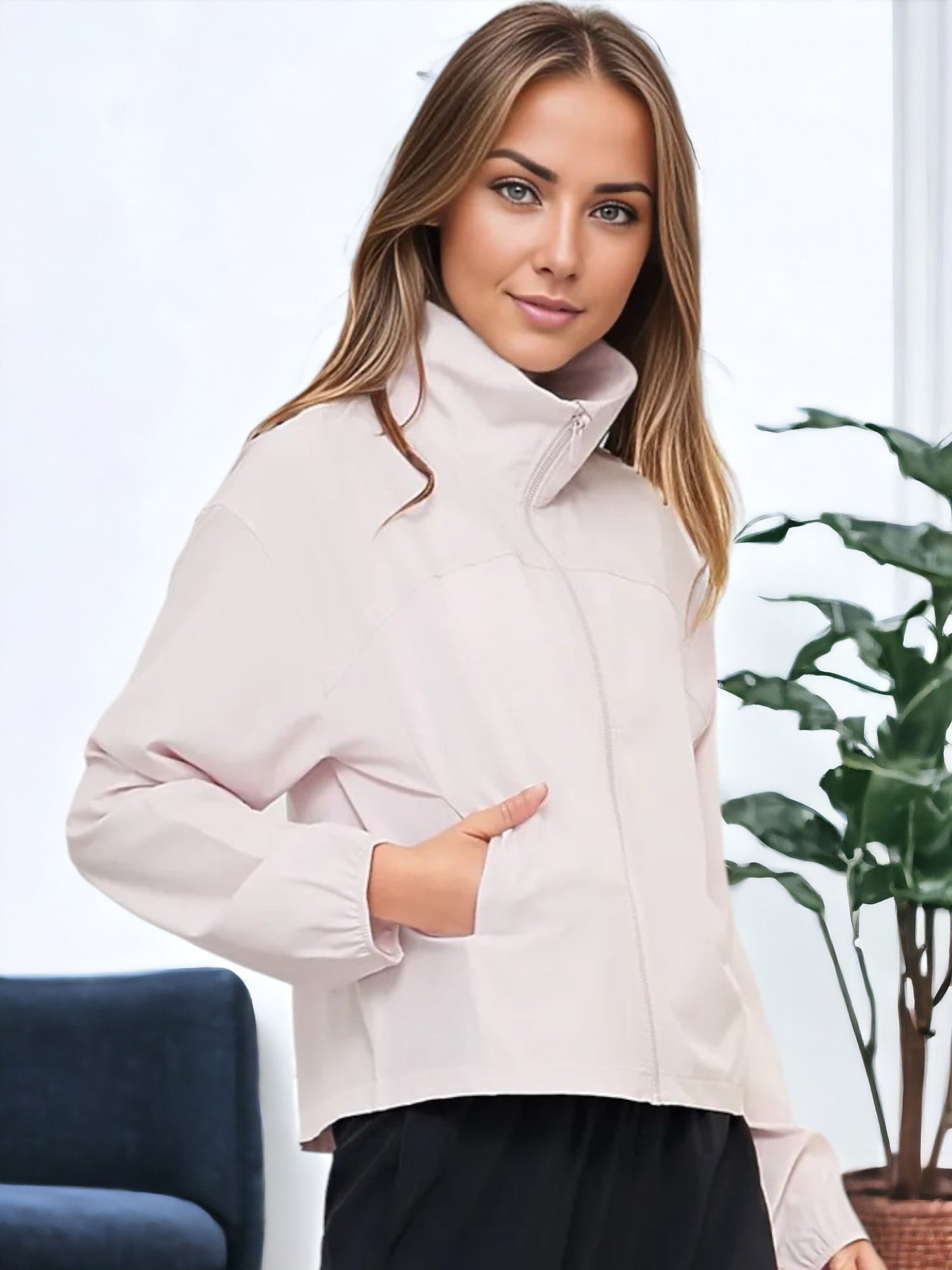 Chaqueta cortavientos con bolsillo y cuello alto y protección solar