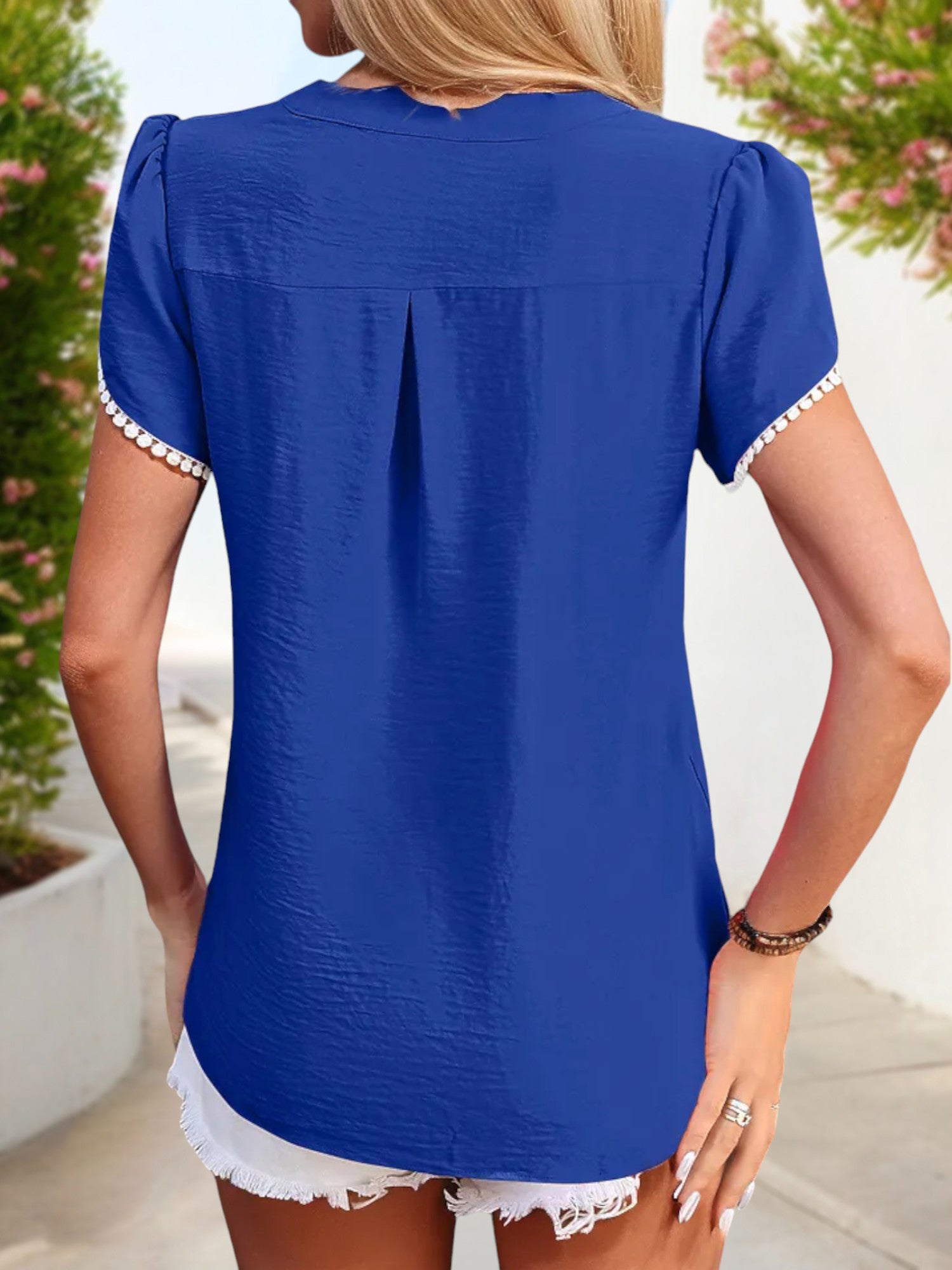 Blusa de manga corta con escote en V para mujer de Anna-Kaci con ribete de pompones y detalle de dobladillo dividido