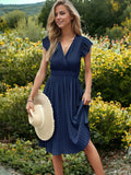 Vestido midi plisado con escote en V y cintura fruncida
