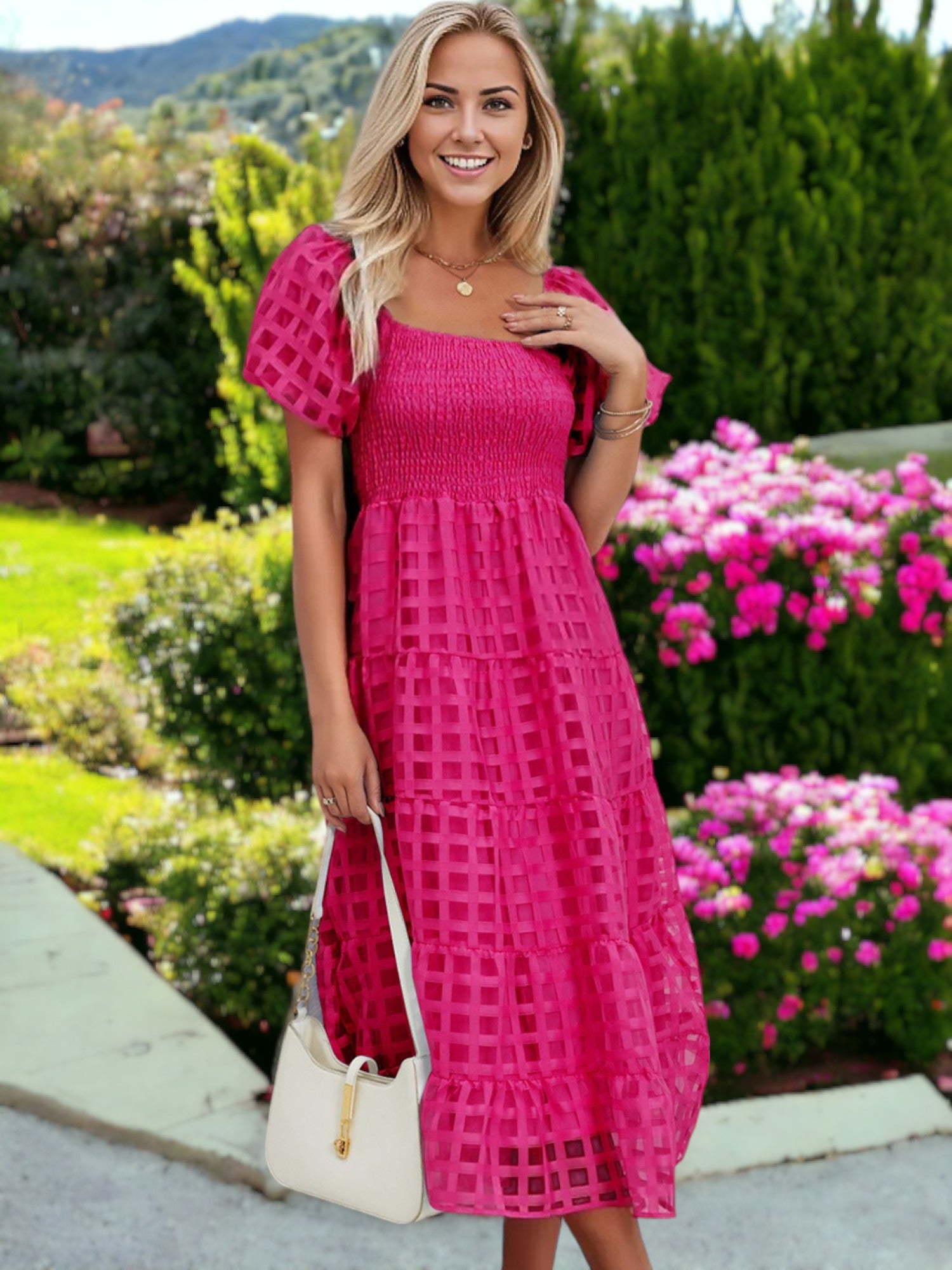 Vestido midi de malla a cuadros con escote cuadrado, mangas abullonadas y hombros descubiertos