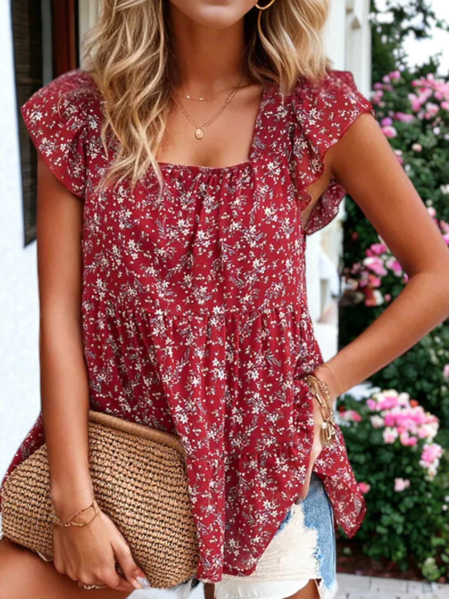 Blusa con estampado de flores, cuello cuadrado, mangas cortas y volantes