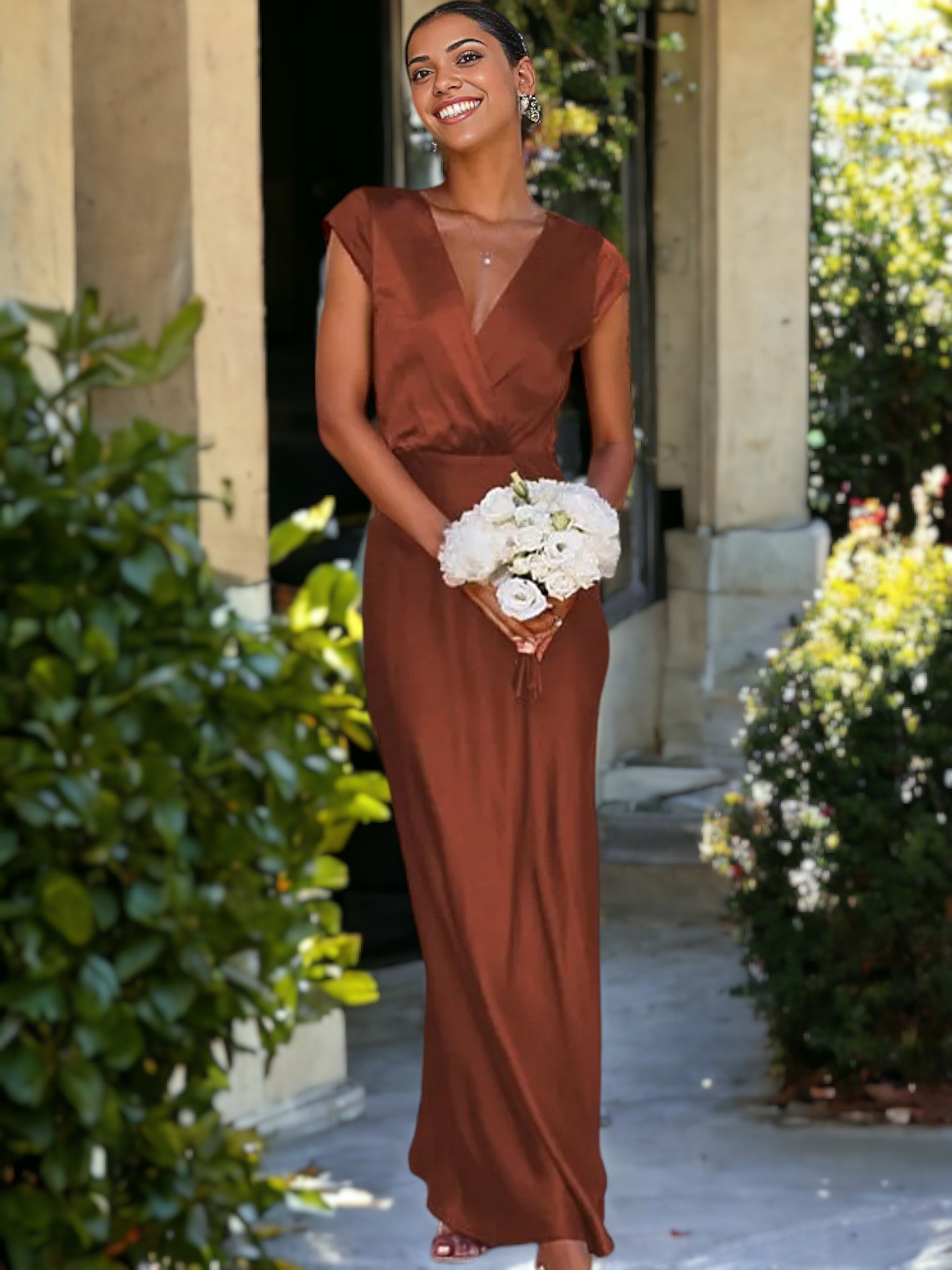 Elegante vestido largo de satén con escote en V y manga corta