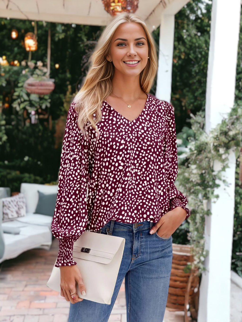 Blusa de leopardo con mangas largas, escote en V ligero y mangas obispo