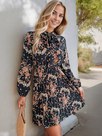 Vestido con estampado floral de manga larga, cuello con lazo y falda plisada