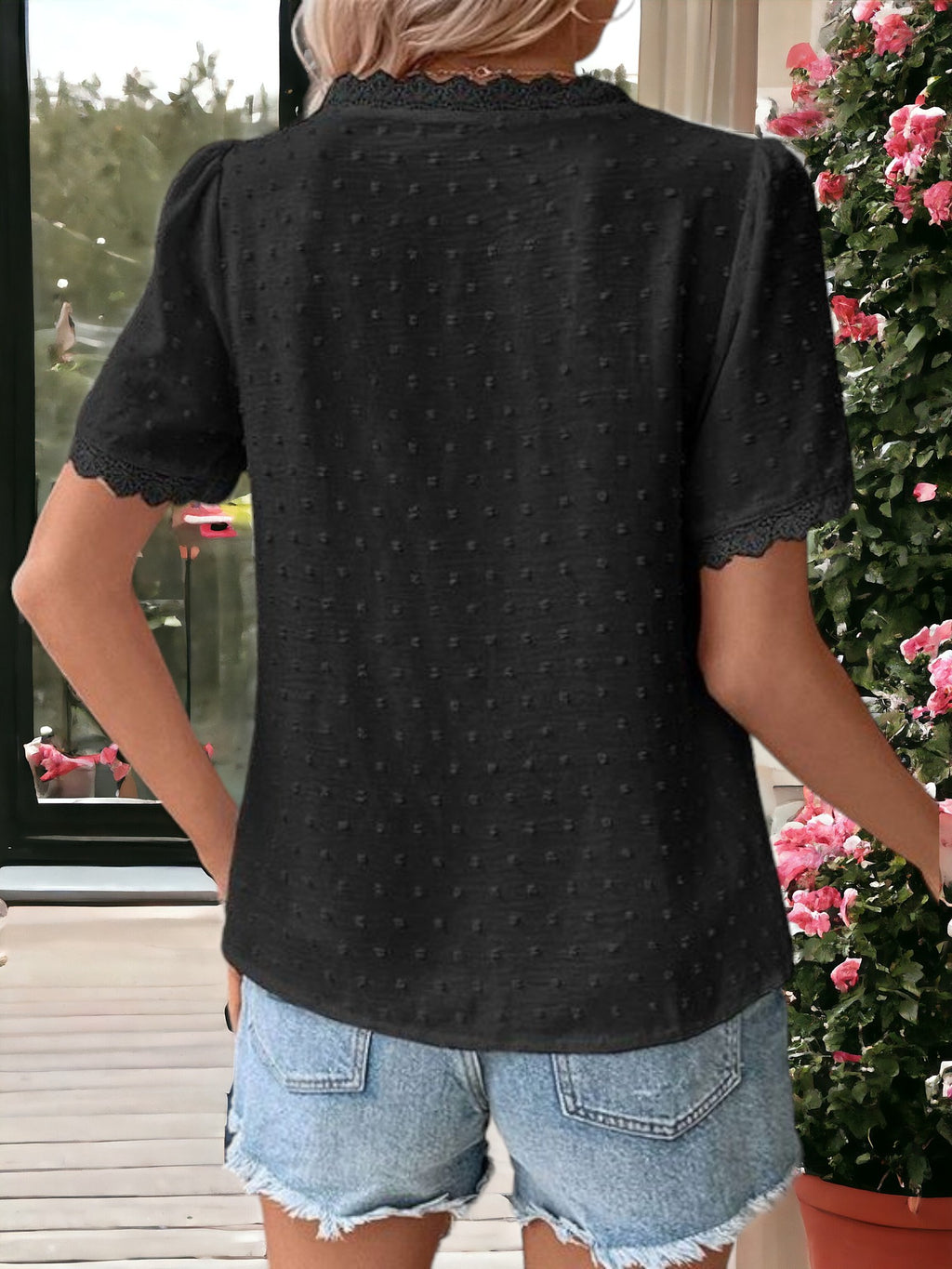 Blusa de manga corta con escote en V y detalle de encaje