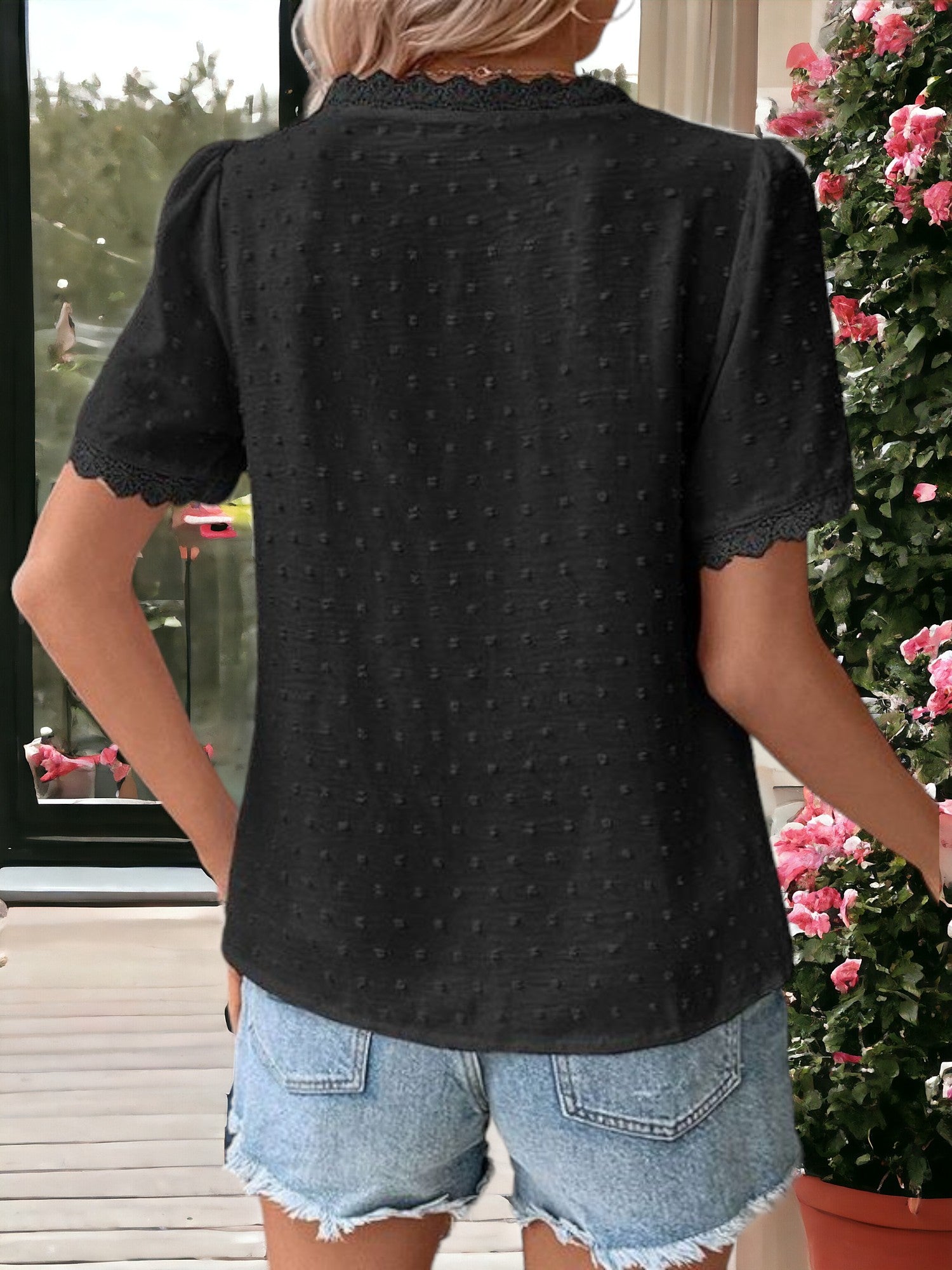 Blusa de manga corta con escote en V y detalle de encaje