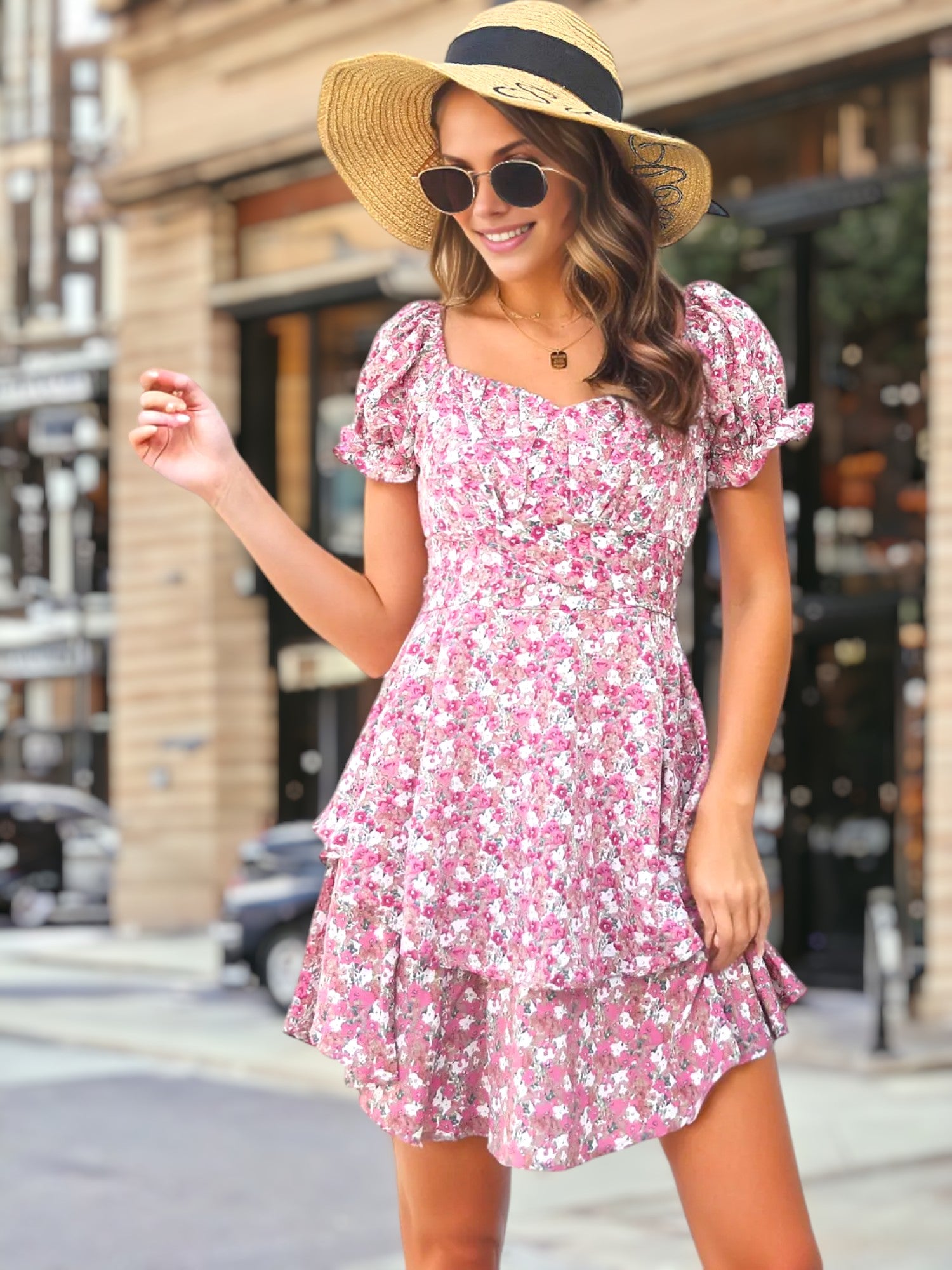 Vestido con espalda anudada y flores en capas