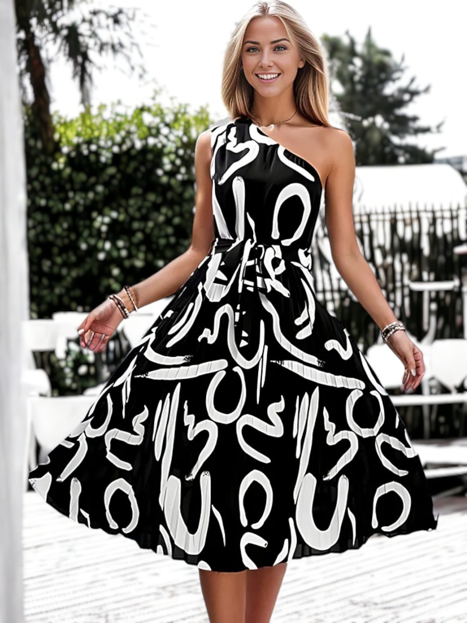 Vestido estampado con un hombro al descubierto y cintura anudada