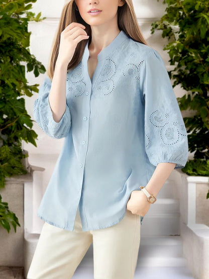 Blusa de mujer con escote en V y mangas 3/4 bordadas con ojales de Anna-Kaci