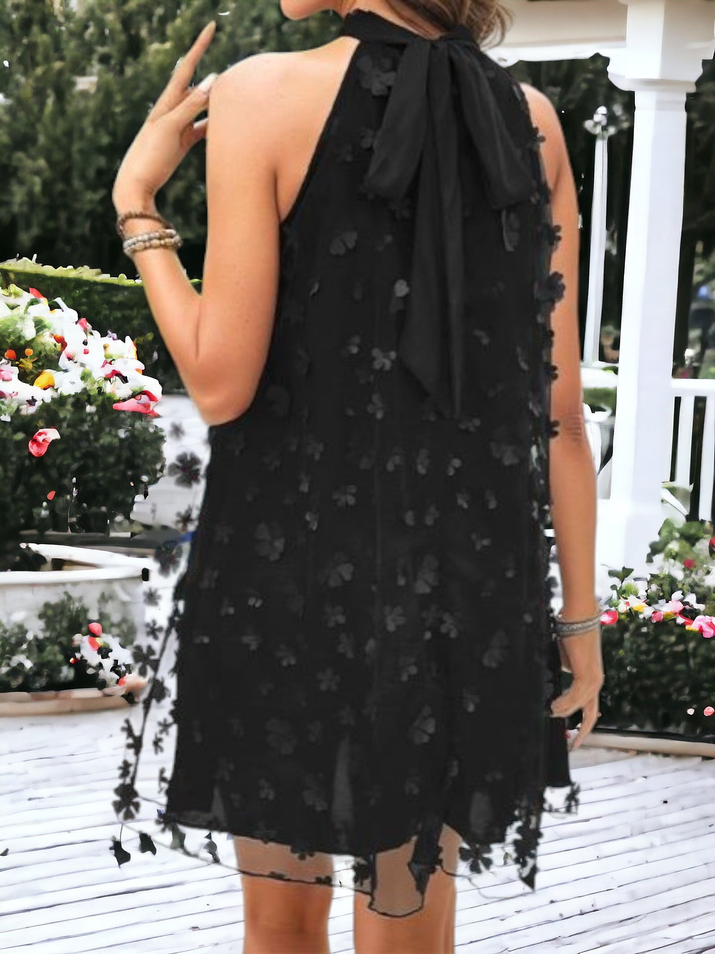 Vestido de malla con capas y diseño floral en forma de A y cuello halter