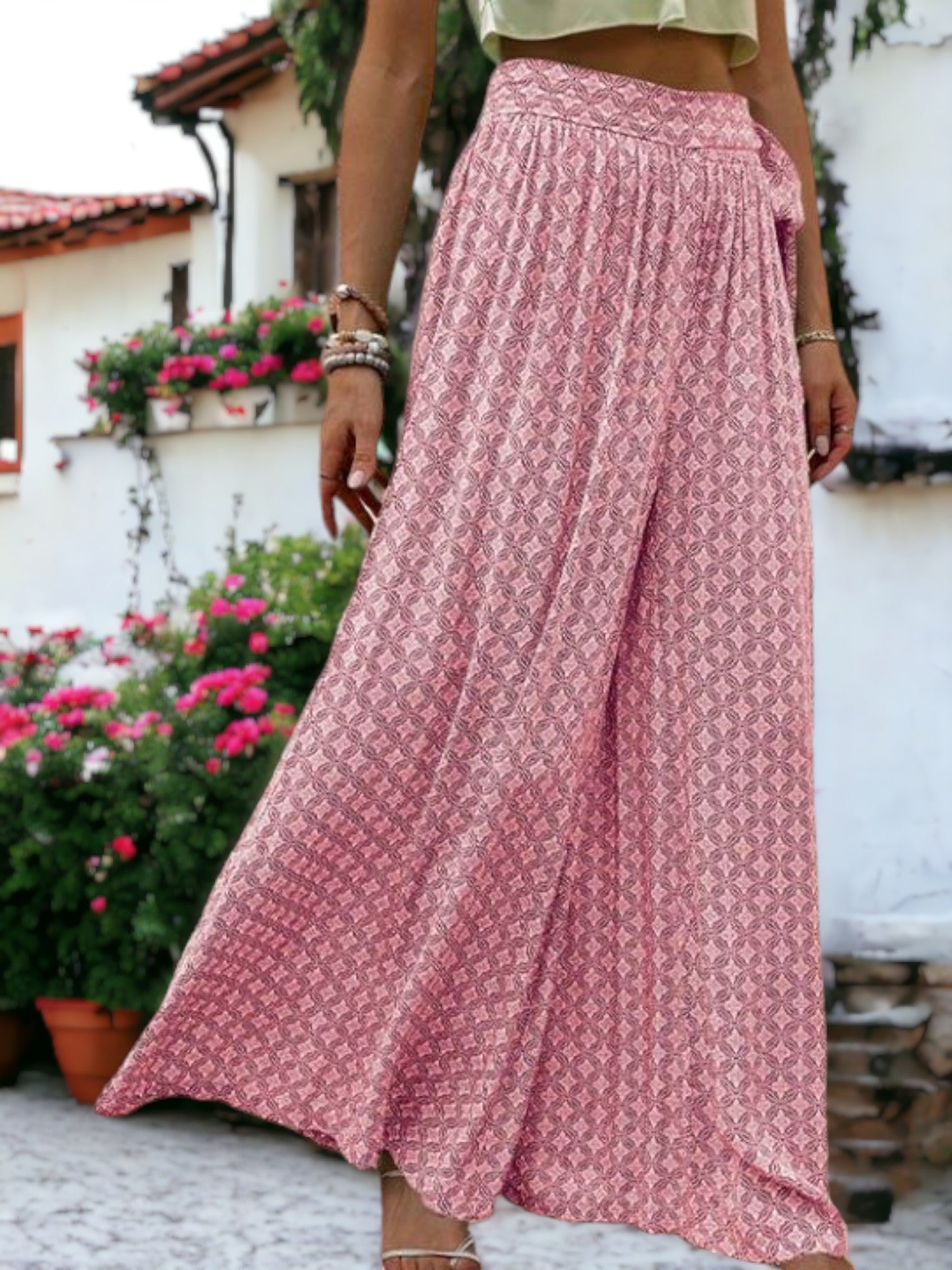 Pantalones anchos con cintura anudada y estampados casuales