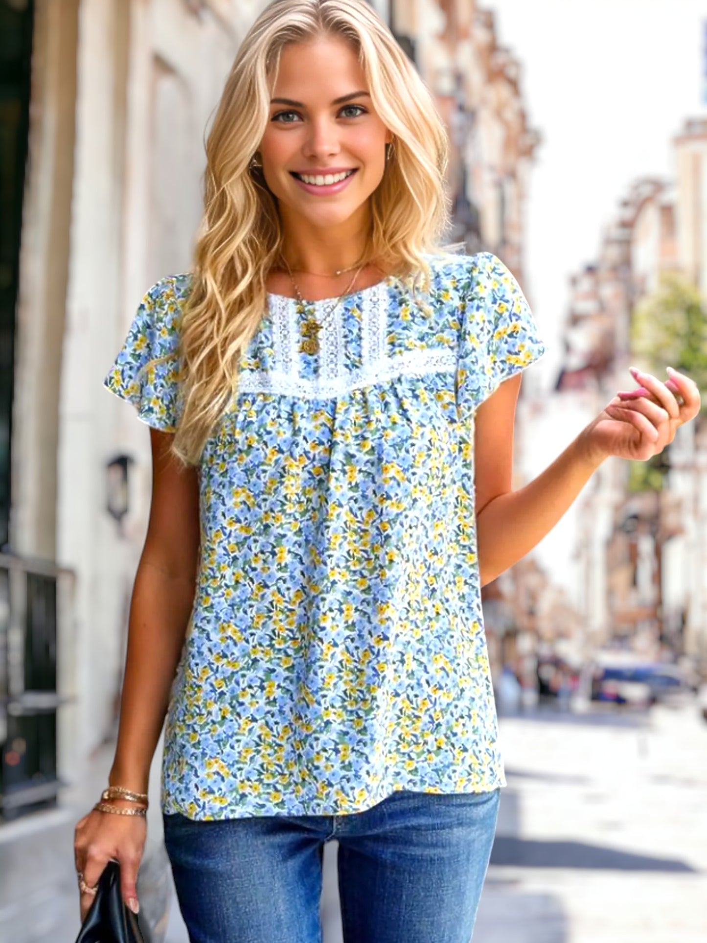 Blusa con estampado floral y detalle de encaje