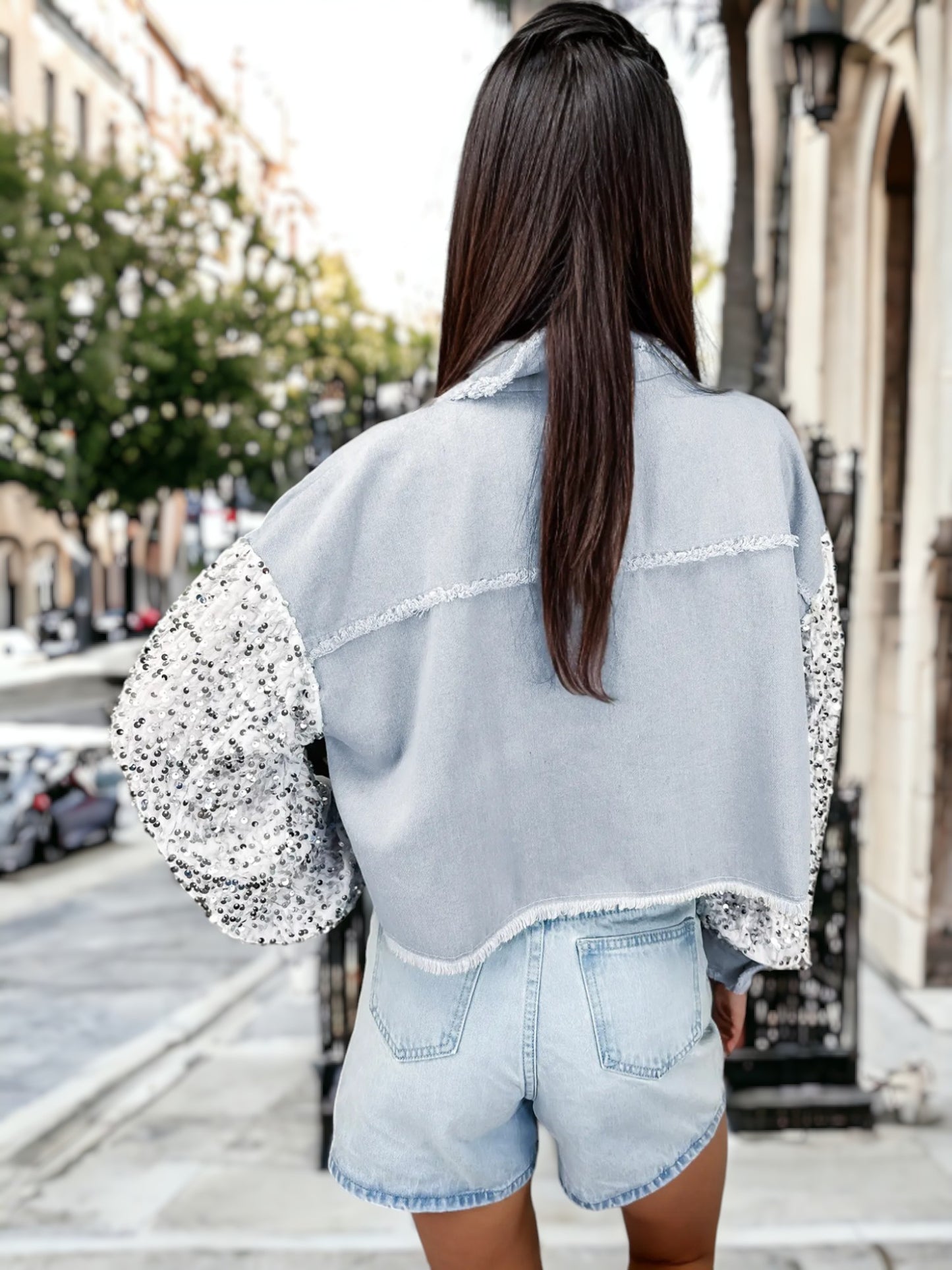 Chaqueta vaquera corta con botones y mangas largas con lentejuelas