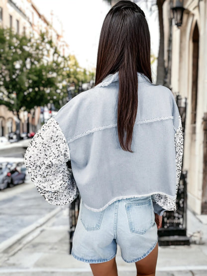Chaqueta vaquera corta con botones y mangas largas con lentejuelas