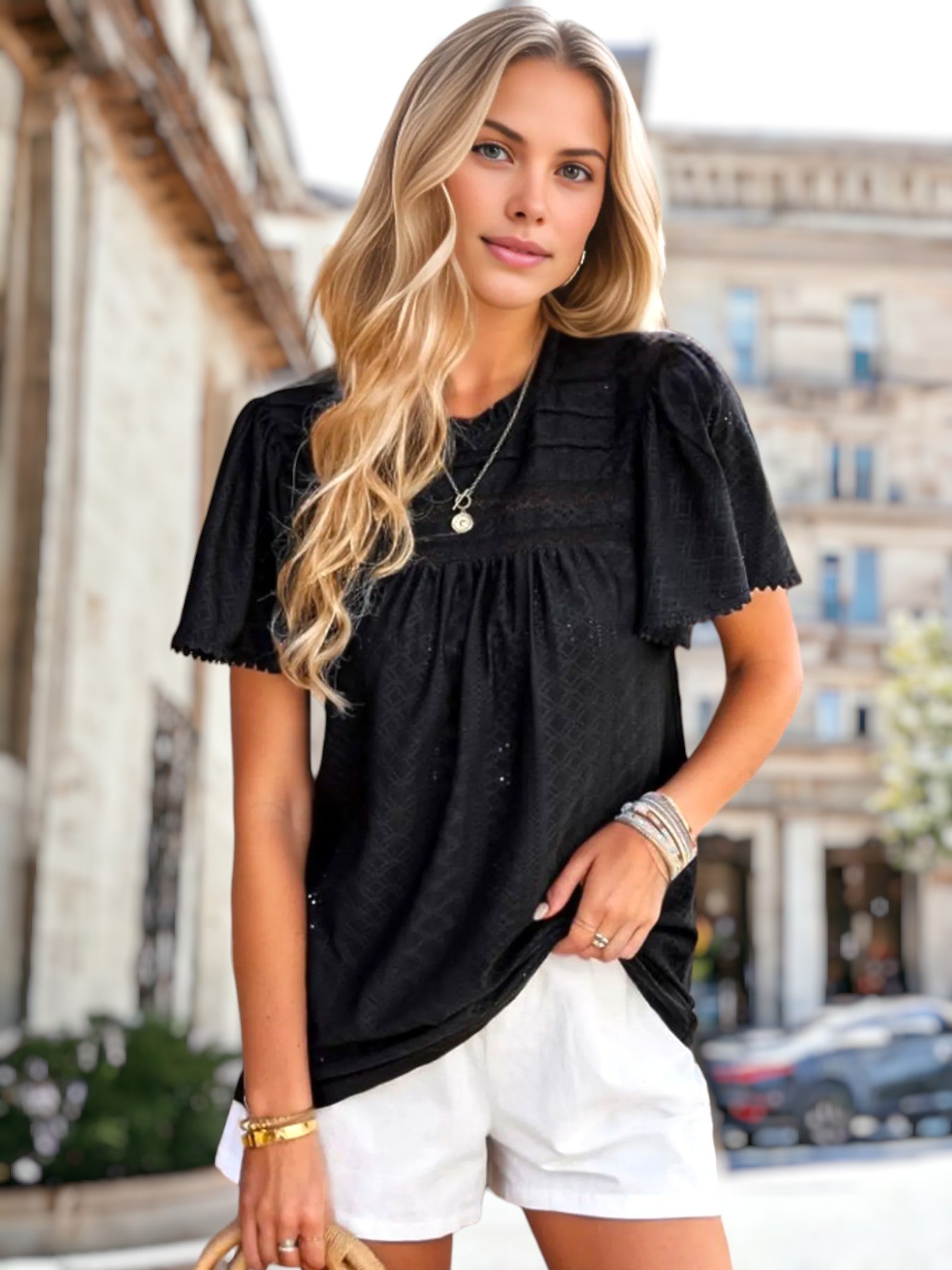 Blusa con ojales y detalle plisado