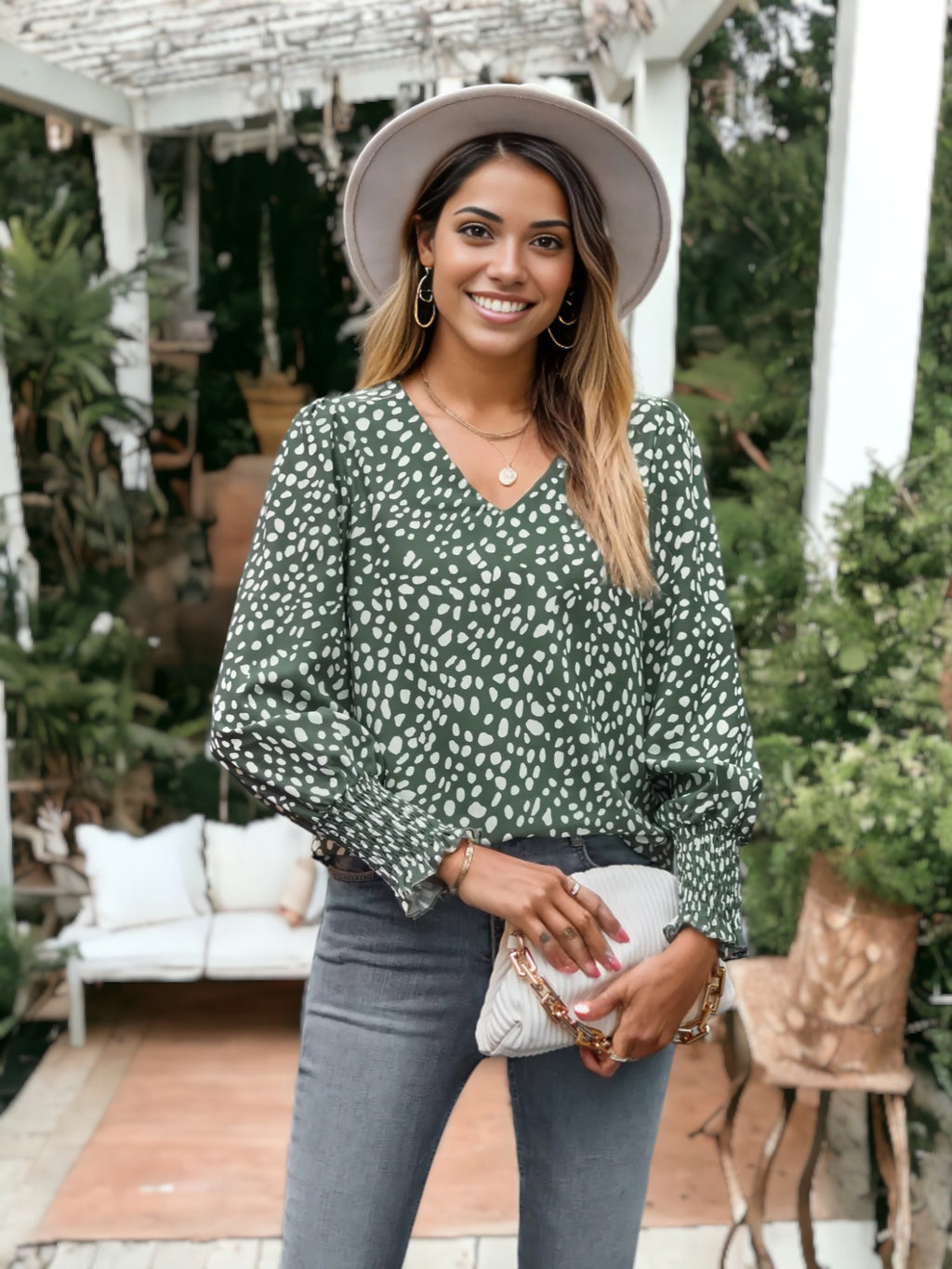 Blusa de leopardo con mangas largas, escote en V ligero y mangas obispo