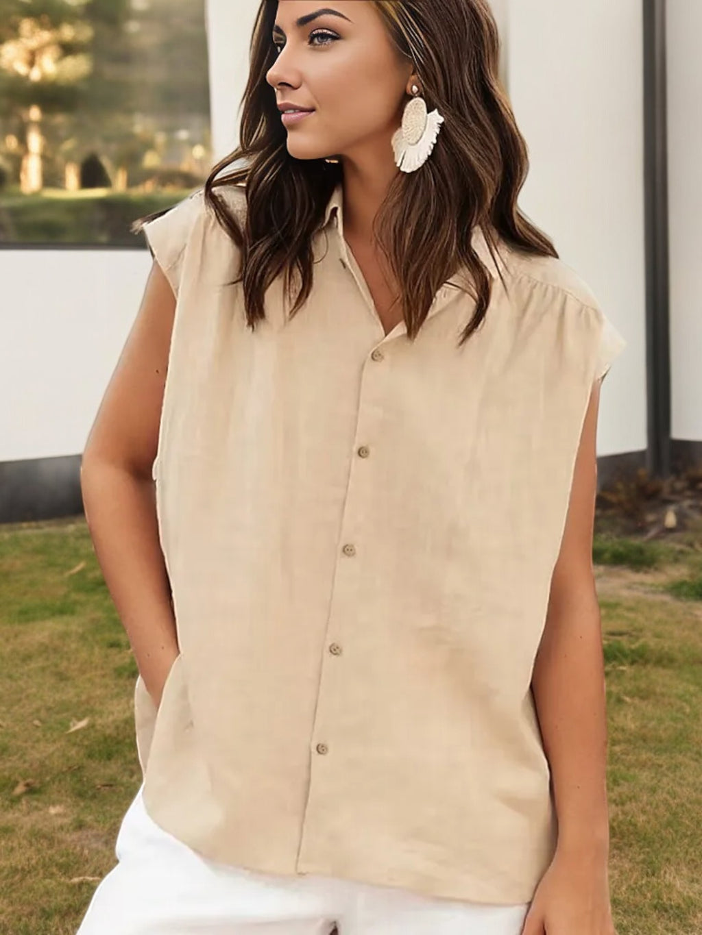 Sleeveless Button-Down Blouse with Pointed Collar and Relaxed Fit