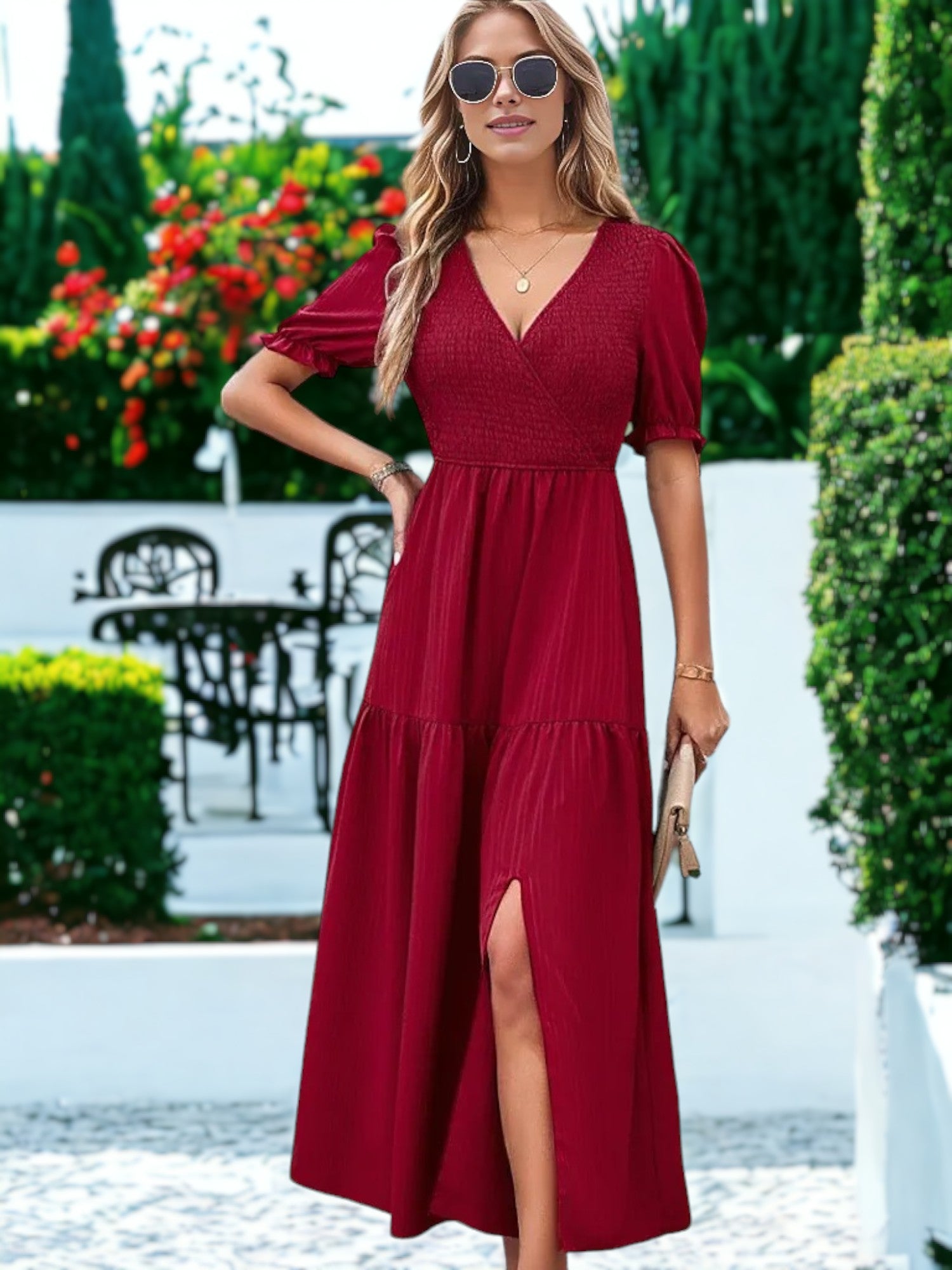 Vestido con abertura y volantes, mangas abullonadas y escote en V