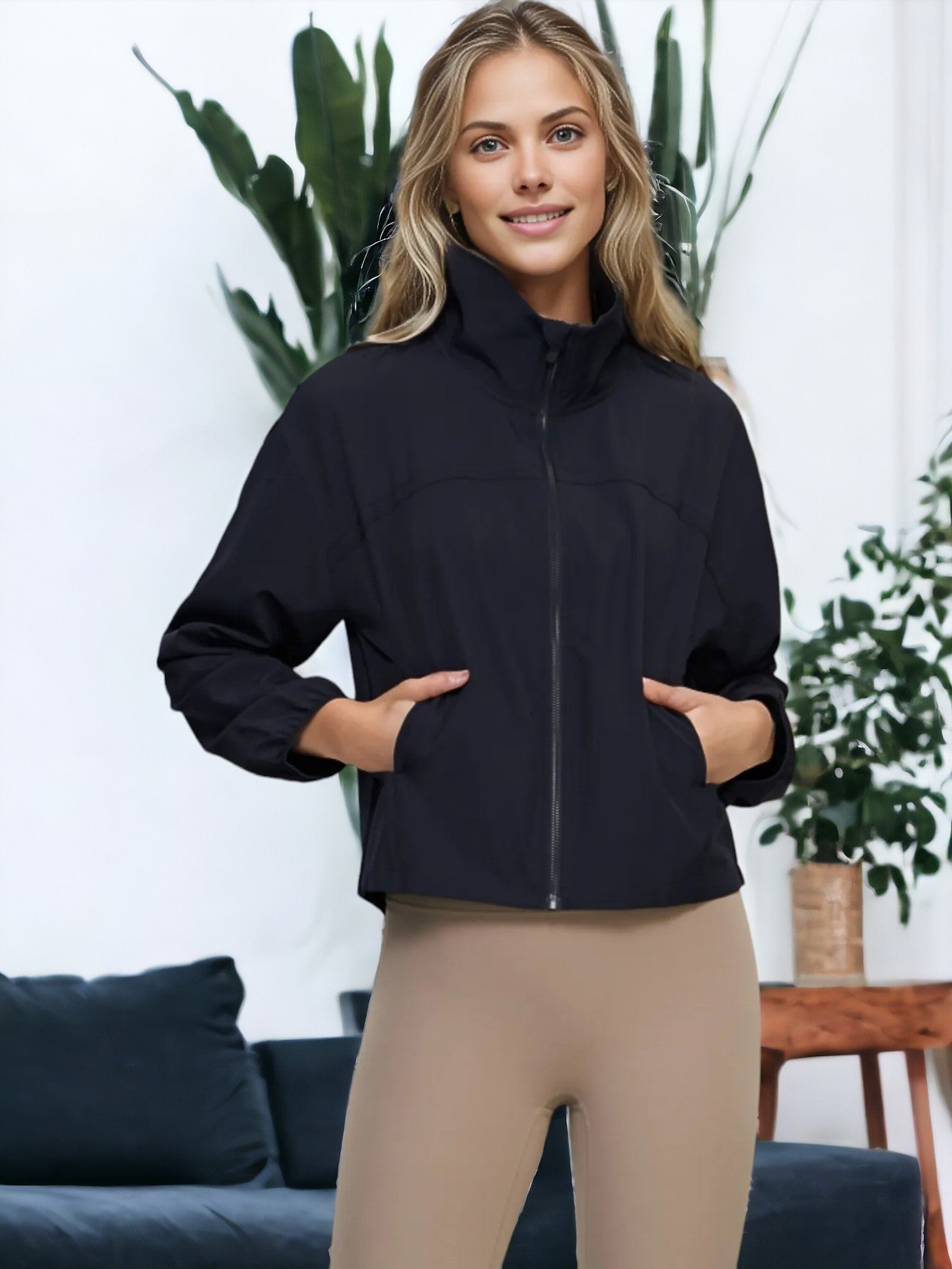 Chaqueta cortavientos con bolsillo y cuello alto y protección solar