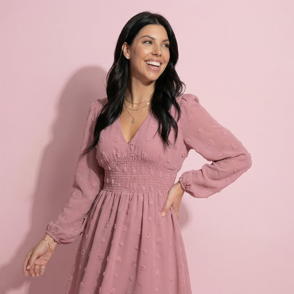 Vestido con cintura fruncida y lunares con pinzas