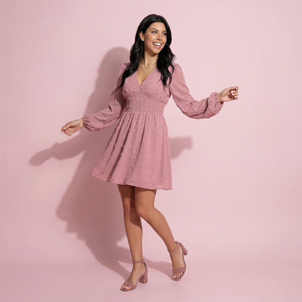 Vestido con cintura fruncida y lunares con pinzas