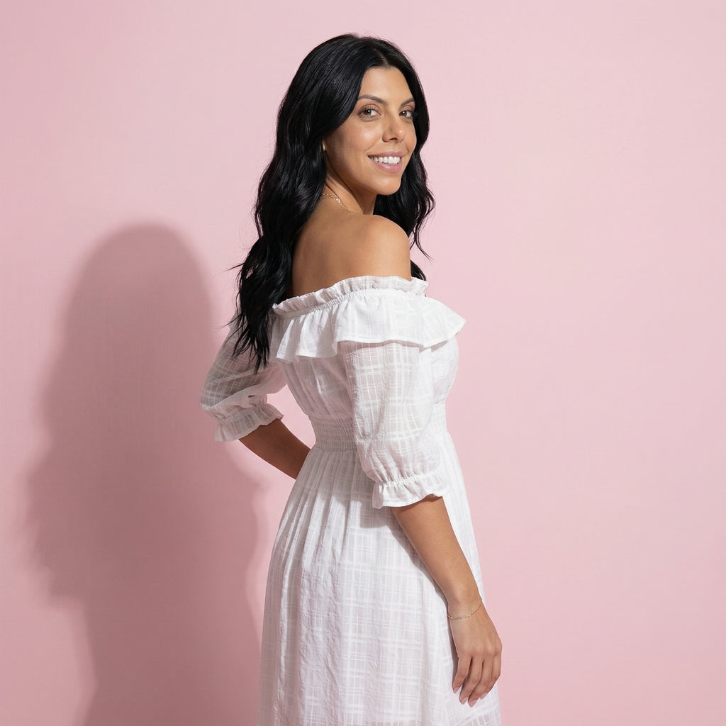 Vestido de verano con hombros descubiertos y volantes