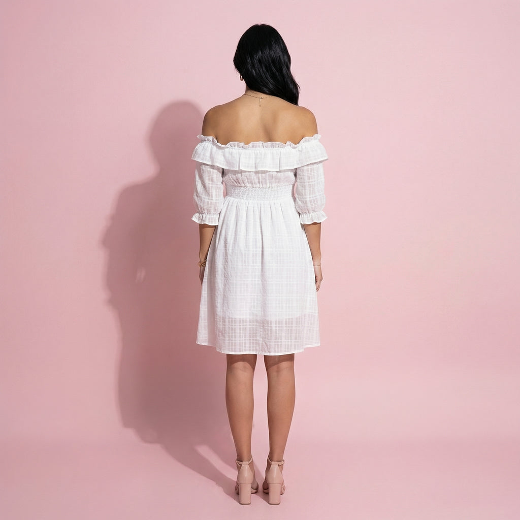 Vestido de verano con hombros descubiertos y volantes