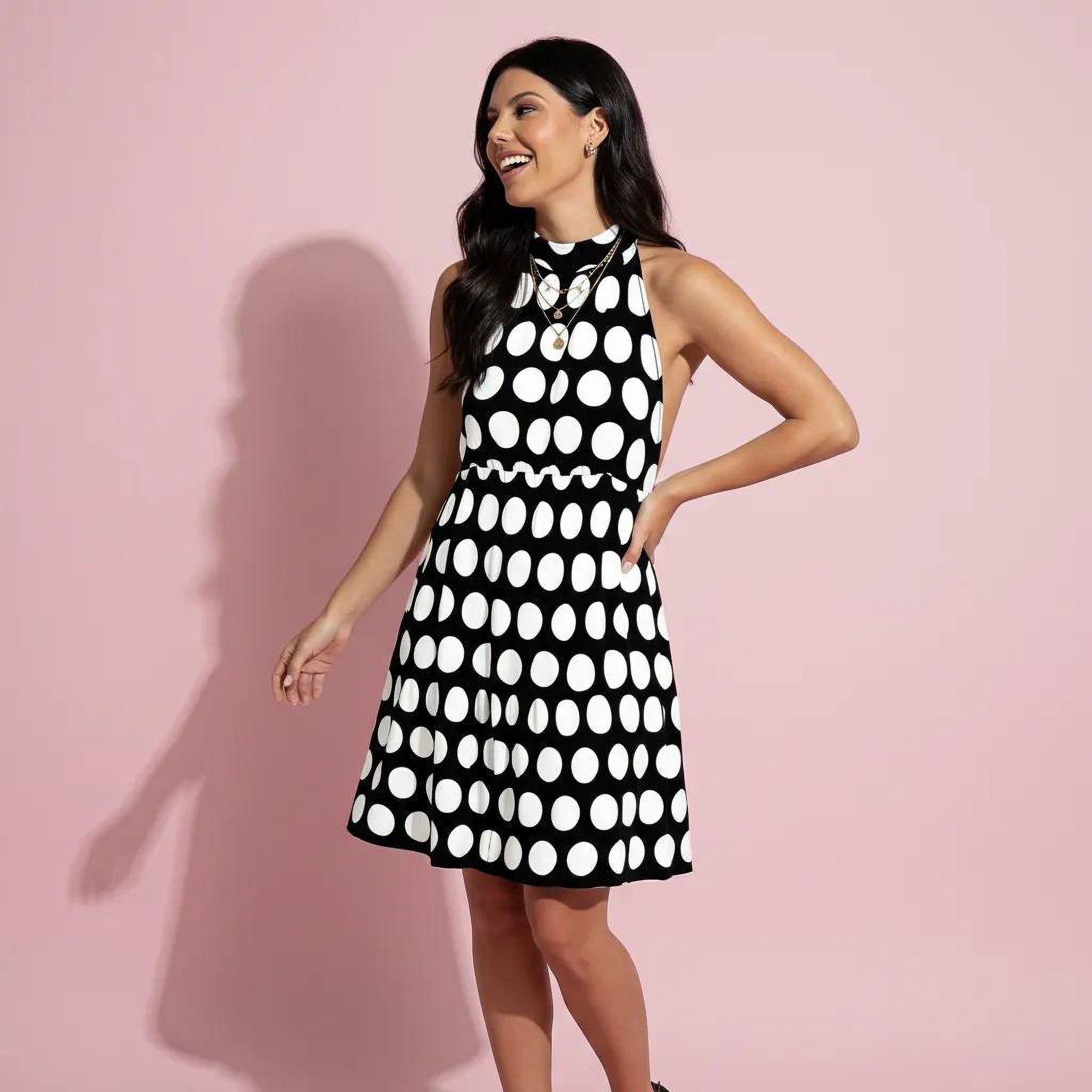 Vestido de lunares con escote halter y espalda descubierta 