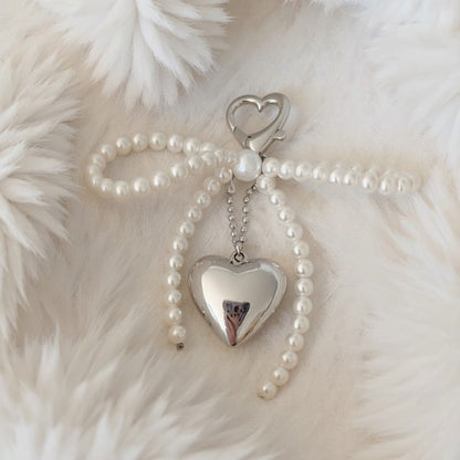 Anna-Kaci Pearl Beaded Bow Keychain with Silver Heart Charm and Heart Clip