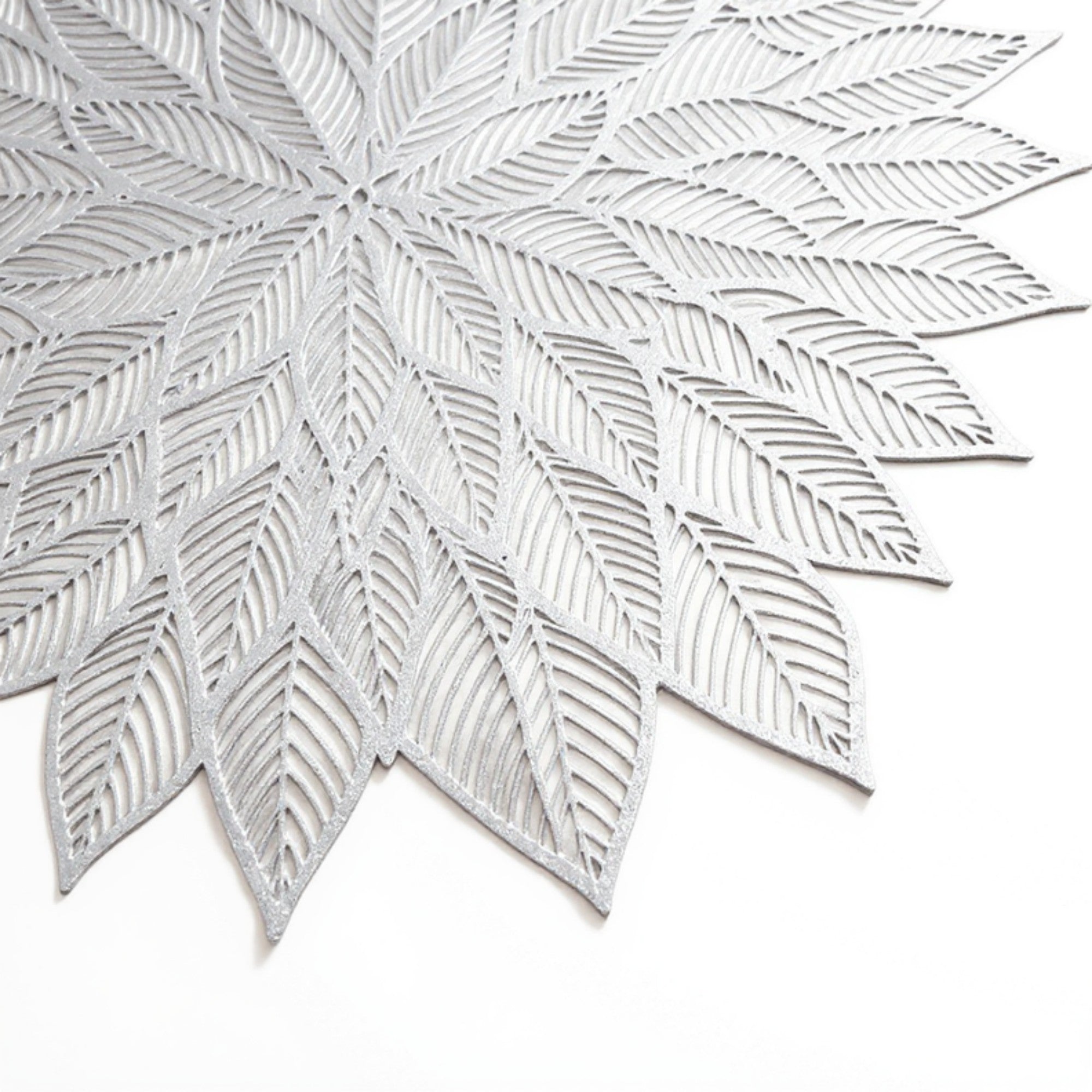 Anna-Kaci 4-Piece Round Leaf Pattern Placemat with Cutout Design