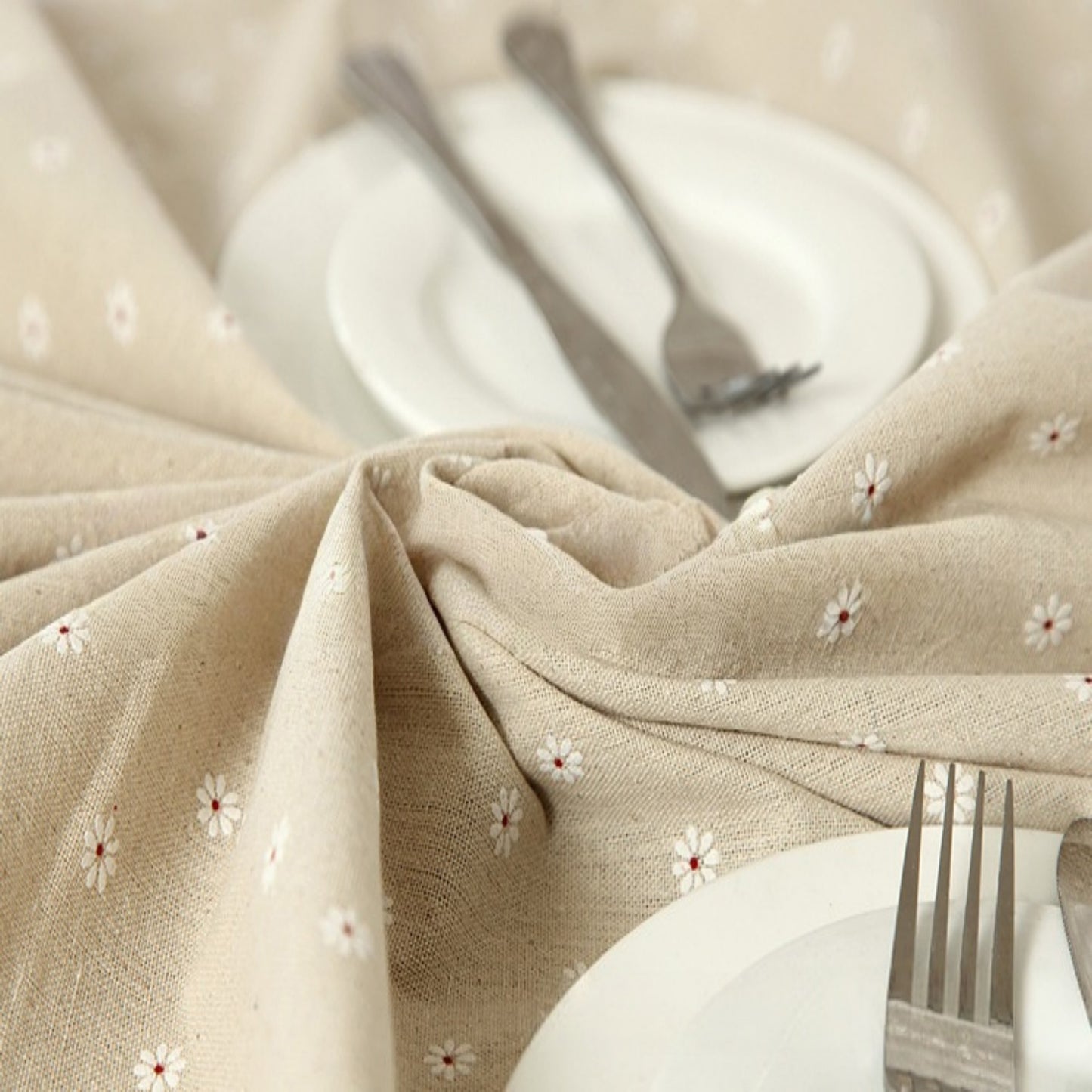 Anna-Kaci Dainty Daisy Print Tablecloth with Soft Neutral Background