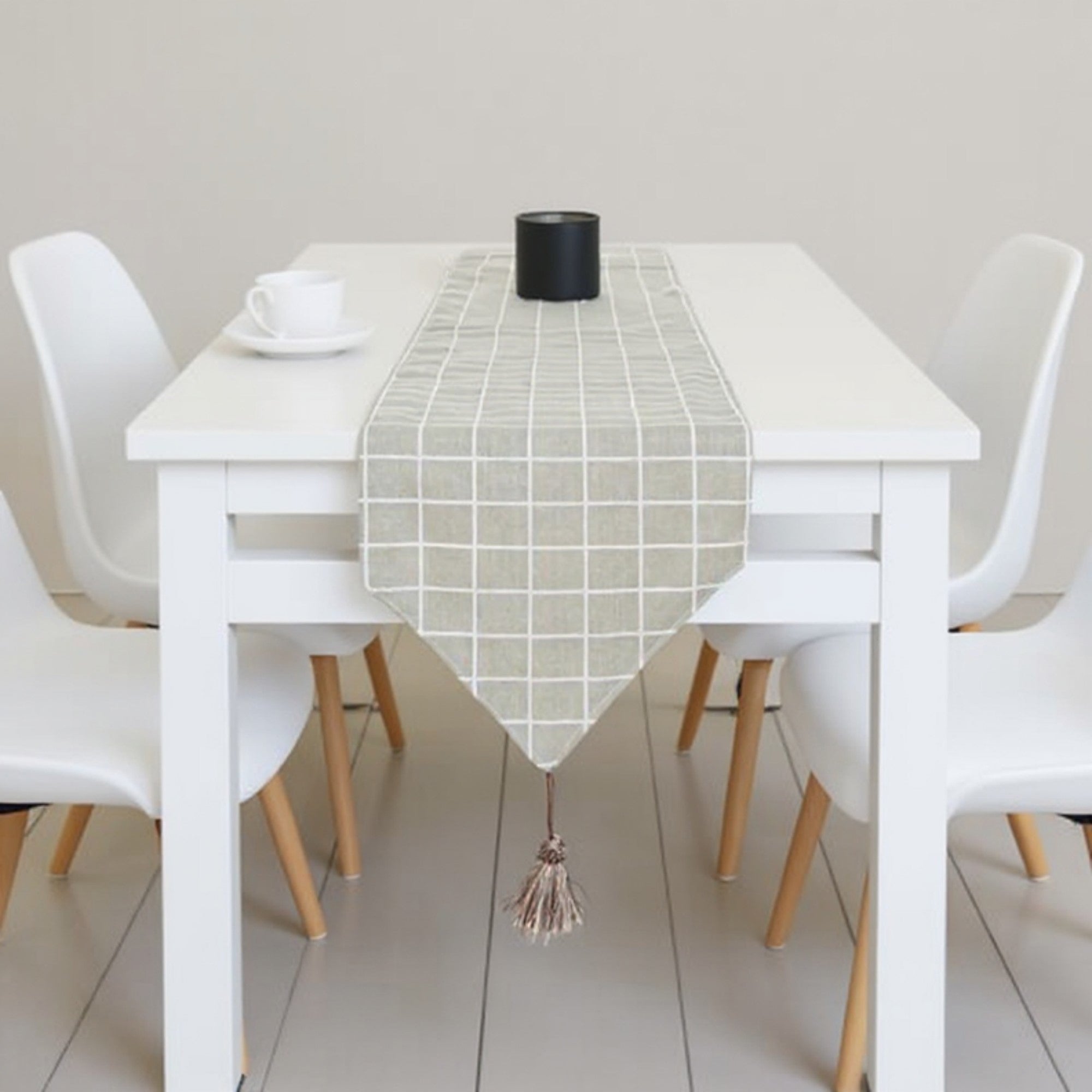 Anna-Kaci Dainty Daisy Print Tablecloth with Soft Neutral Background